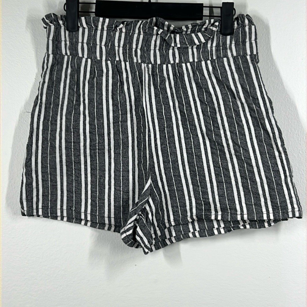Wild Fable Size Medium Gray and Shite Striped Mini Shorts Elastic Waist